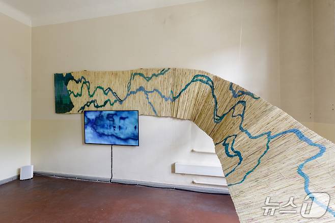 제13회 베를린 비엔날레에 전시 중인 카자흐스탄 예술가들의 '발하슈 지리' ⓒ 뉴스1