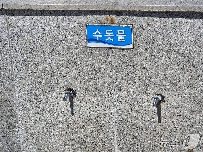 토요일인 16일 막바지 피서철을 맞은 강원 강릉 경포해수욕장 중앙광장 세족장의 모습.  2025.8.16/뉴스1 윤왕근 기자