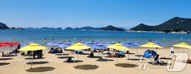 무더운 날씨를 보인 16일 전북 군산시 선유도해수욕장을 찾은 피서객들이 물놀이를 하며 더위를 식히고 있다. 2025.8.16/뉴스1 ⓒ News1 유경석 기자