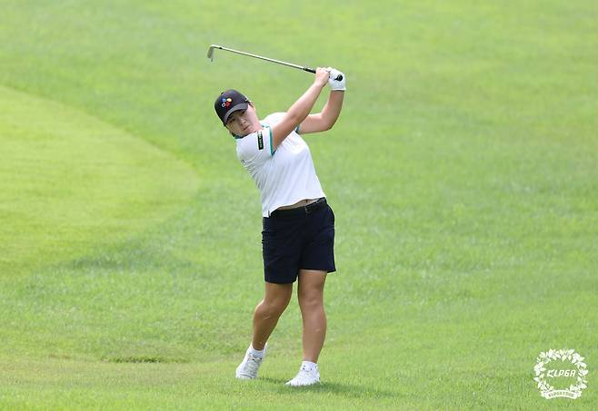 홍정민이 14일 경기 포천 몽베르CC에서 열린 '메디힐 한국일보 챔피언십' 3라운드 3번홀에서 세컨드샷을 하고 있다. (KLPGA 제공. 재판매 및 DB 금지) 2025.8.16/뉴스1