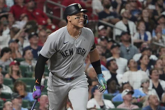 저지가 16일(한국 시가) 미국 미주리주 세인트루이스 부시 스타디움에서 열린 2025 메이저리그(ML) 정규시즌 세인트루이스전 7회초 외야 뜬공을 치고 아쉬워하고 있다. 사진 | AP 연합뉴스