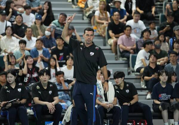 15일 진주실내체육관에서 치러진 스웨덴과의 2025 코리아인비테이셔널 진주 국제여자배구대회 3차전에서 대한민국의 페르난도 모랄레스 감독이 지시 중이다. /사진=대한배구협회