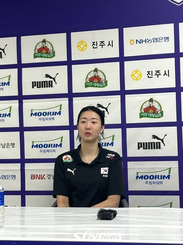 16일 진주실내체육관에서 치러진 일본과의 2025 코리아인비테이셔널 진주 국제여자배구대회 4차전 후 대한민국의 강소휘가 인터뷰 중이다. /사진=STN뉴스