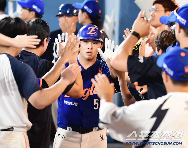 15일 창원NC파크에서 열린 NC와 한화의 경기. 9회 3점 홈런을 날린 한화 문현빈. 창원=송정헌 기자songs@sportschosun.com/2025.08.15/