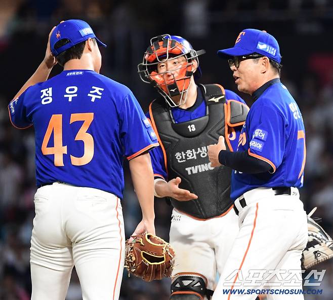 7회 정우주를 교체하며 흐뭇한 미소를 짓고 있는 한화 양상문 코치.