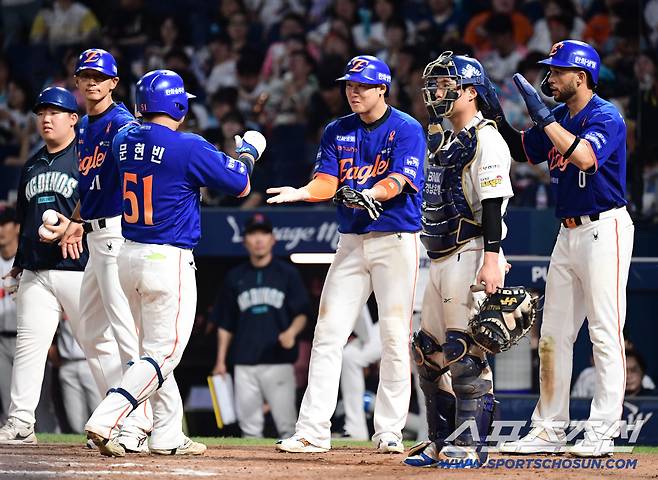 9회 5연승을 부르는 결정적인 3점 홈런을 날린 문현빈.