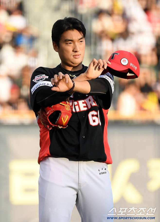 15일 잠실구장에서 열린 두산 베어스와 KIA 타이거즈의 경기. KIA 김도현이 두산 양의지에게 사구 직후 미안한 마음을 건네고 있다. 잠실=박재만 기자 pjm@sportschosun.com/2025.08.15/