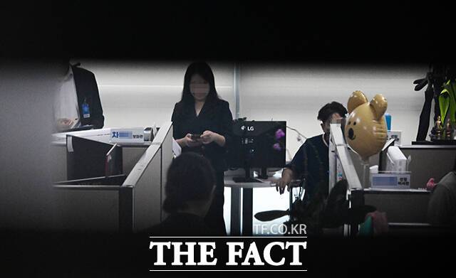 13일 경찰에 따르면 서울경찰청 금융범죄수사대는 압수수색을 통해 확보한 이 의원과 차 씨 등의 휴대전화 포렌식을 진행 중이다. 사진은 이춘석 의원의 '차명 주식 거래'를 수사하고 있는 경찰이 지난 11일 서울 여의도 국회 의원회관에서 이 의원의 사무실을 압수수색하고 있는 모습. /남윤호 기자