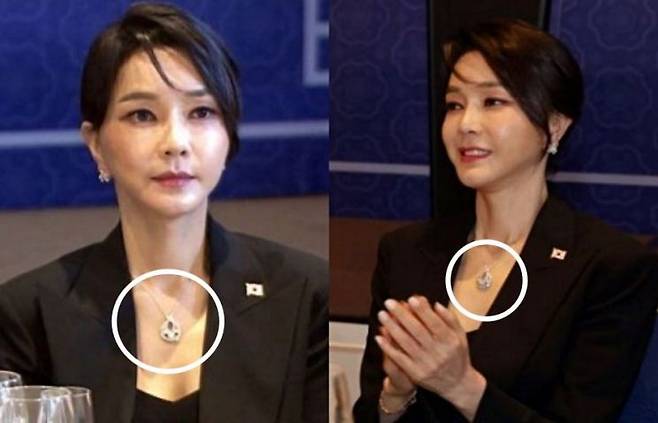 김건희 여사가 2022년 나토 정상회의 만찬 당시 현재 논란이 된 '반 클리프 아펠' 목걸이를 착용한 채 앉아 있다. 연합뉴스