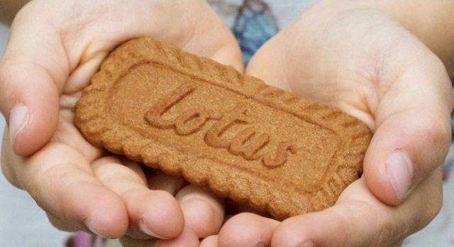 로투스 로고가 새겨진 비스코프 과자. 처음에는 스펠퀼라스라는 이름이었으나, 훗날 비스킷과 커피를 합친 '비스코프'라는 제품명으로 변경됐다. 로투스 홈페이지 캡처