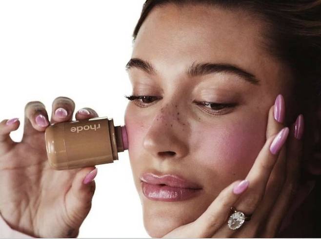 2022년 헤일리 비버가 화장품 브랜드 '로드'의 광고모델로 나온 모습. 헤일리가 만든 로드는 지난 5월 엘프뷰티에 10억달러(약 1조3845억원)에 매각됐다. 헤일리는 엘프뷰티의 최고 크리에이티브 책임자(CCO)로 남아 로드 홍보활동을 지속하고 있다. 로드 홈페이지