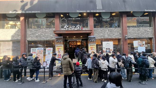 요즘 대전에선 "성심당 민생 회복 소비 쿠폰 돼요?"가 가장 많이 묻는 질문이라고 한다. 성심당은 연 매출이 2000억원에 육박하는 중견기업에 해당돼 본점과 지점 모두 쿠폰을 쓸 수 없지만, 인기는 여전하다. 지난 설연휴 대전 본점 앞 풍경. /신현종 기자