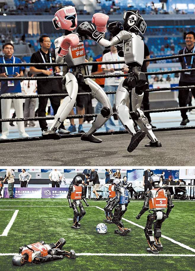 복싱하고 축구하고… 로봇끼리 진검승부 - 15일 중국 베이징 국립 스피드스케이팅 경기장에서 열린 제1회 세계 휴머노이드운동회 킥복싱 종목에 출전한 로봇들이 헤드기어와 글러브를 착용하고 서로 주먹을 날리고 있다(위). 5대5 축구 역시 사람이 직접 조종하지 않는 로봇끼리의 대결로 펼쳐졌다. /로이터·EPA 연합뉴스