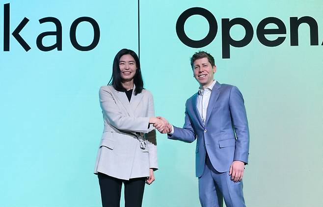 정신아 카카오 대표(왼쪽)와 샘 올트먼 오픈AI 최고경영자(CEO)./뉴스1