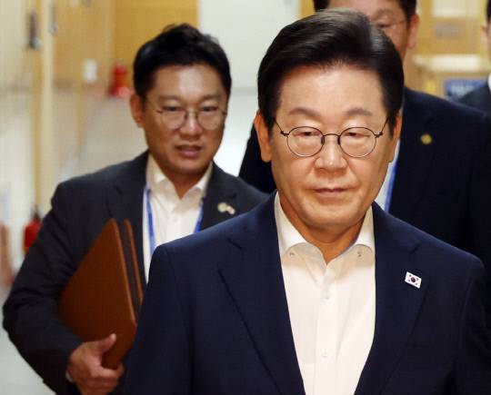 이재명 대통령이 14일 용산 대통령실에서 수석보좌관회의에 입장하고 있다. 왼쪽은 김남준 제1부속실장. 연합뉴스