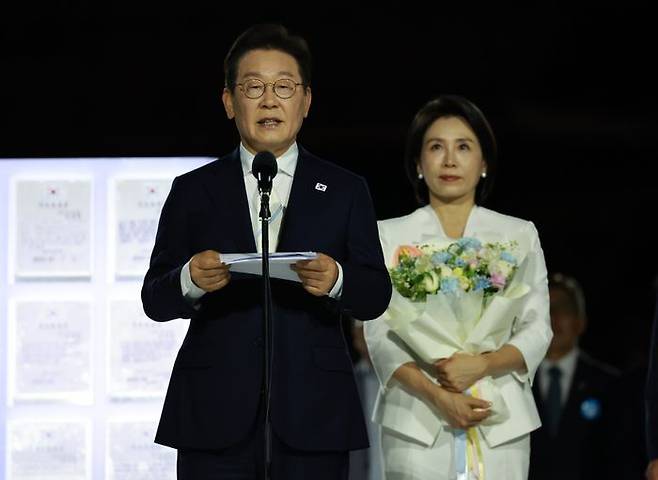 이재명 대통령이 15일 서울 세종대로 광화문광장에서 열린 21대 대통령 국민임명식 '광복 80년, 국민주권으로 미래를 세우다' 행사에서 국민 대표 80인으로부터 '빛의 임명장'을 받은 뒤 감사 인사를 하고 있다. ⓒ연합뉴스