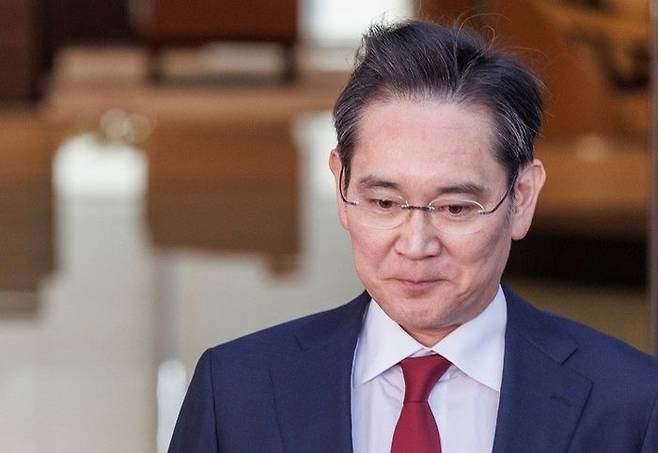 중국을 방문했던 이재용 삼성전자 회장이 서울 강서구 김포공항을 통해 귀국한 뒤 취재진의 질문을 받으며 청사를 빠져 나가고 있다.ⓒ연합뉴스