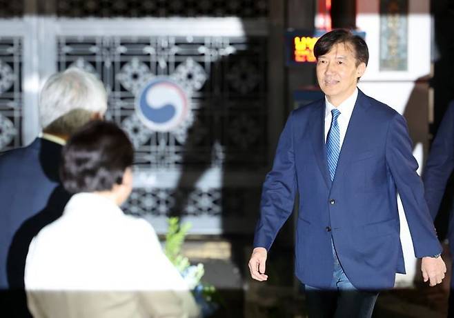 조국 조국혁신당 전 대표가 15일 오전 서울 구로구 서울남부교도소에서 광복절 특사로 출소하고 있다. ⓒ뉴시스