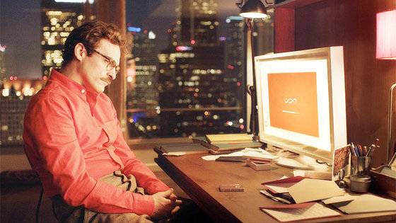 영화 ‘그녀(Her)’에서 주인공 시어도어 역의 배우 호아킨 피닉스가 모니터 앞에서 인공지능 운영체제(OS)인 서맨사와 대화를 나누며 화면을 응시하고 있다. 주인공은 OS와 교감하며 사랑의 감정을 느낀다. 워너브러더스 제공