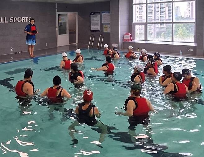 하셈희 대한안전연합 경기중앙본부 본부장이 수상 안전교육을 하고 있다. 대한안전연합 경기중앙본부 제공.