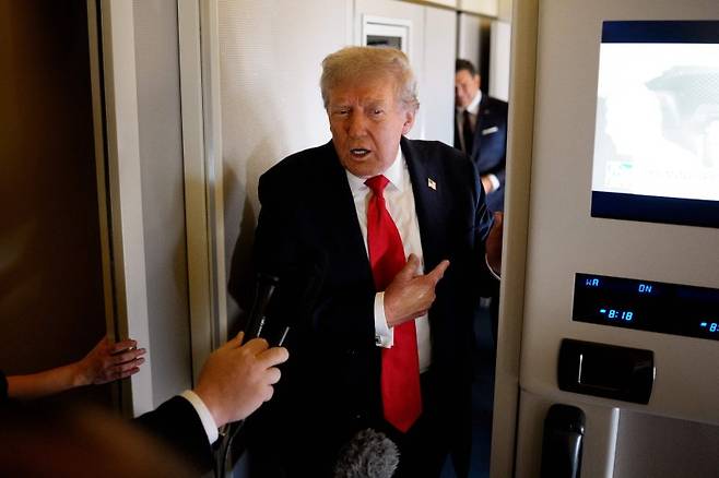 15일(현지시간) 미국 알래스카주 앵커리지 소재 엘먼도프-리처드슨 기지에서 열린 미-러시아 정상회담을 마친 도널드 트럼프 미국 대통령이 워싱턴DC로 돌아가는 공군1기내에서 기자들의 질문에 답하고 있다.AFP연합뉴스