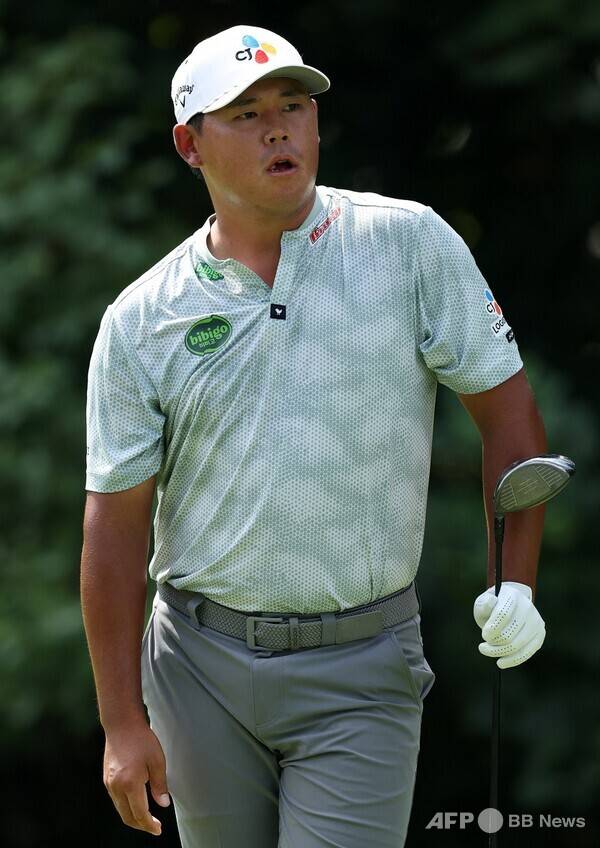 2025년 미국프로골프(PGA) 투어 플레이오프 2차전 BMW 챔피언십에 출전한 김시우 프로가 2라운드 8번홀에서 티샷을 한 후 공을 바라보는 모습이다. 사진제공=ⓒAFPBBNews = News1 (사진을 무단으로 사용하지 마십시오.)