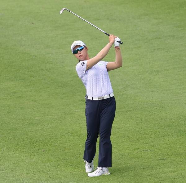 김아림, 안나린, 박지영, 이예원, 박현경, 방신실, 노승희, 황유민, 고지우, 이가영, 이다연, 배소현, 한진선, 유현조 프로 등이 출전하는 2025년 한국여자프로골프(KLPGA) 투어 메디힐·한국일보 챔피언십에 출전한 정윤지 프로가 2라운드에서 경기하는 모습이다. 사진제공=KLPGA