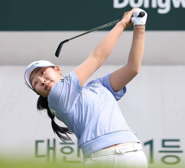 김아림, 홍정민, 안나린, 박지영, 이예원, 박현경, 노승희, 황유민, 고지우, 이가영, 이다연, 배소현, 한진선, 방신실 프로 등이 출전하는 2025년 한국여자프로골프(KLPGA) 투어 메디힐·한국일보 챔피언십에 출전한 유현조 프로가 2라운드에서 경기하는 모습이다. 사진제공=KLPGA