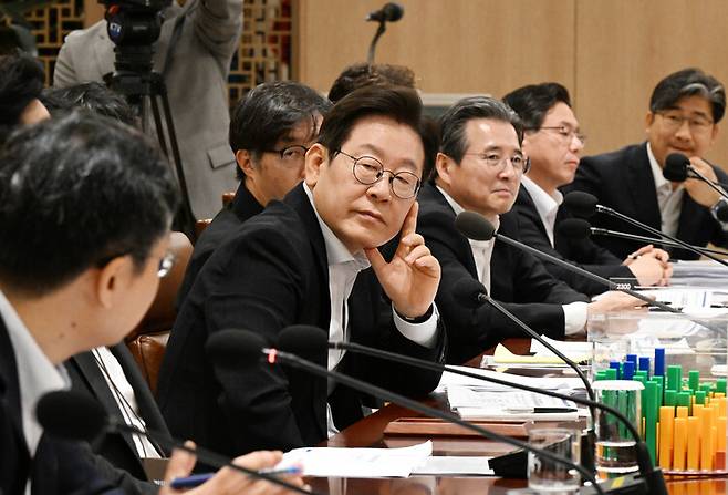 이재명 대통령이 2025년 8월13일 서울 용산 대통령실에서 열린 ‘나라재정 절약 간담회’에서 참석자의 발언을 듣고 있다. 대통령실사진기자단
