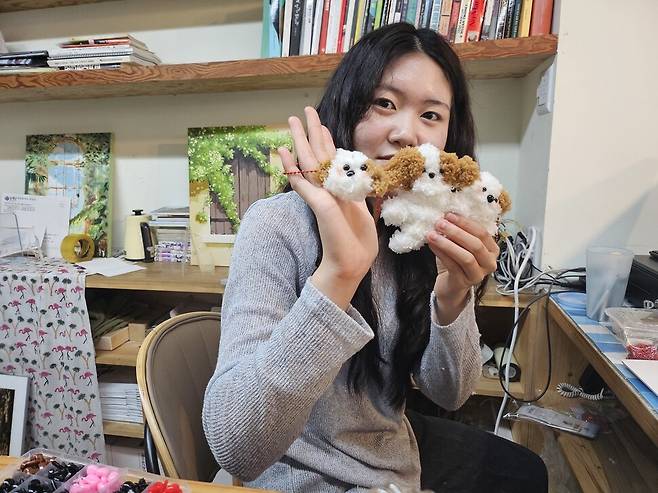 몽덕이 키링을 만들고 있는 푸름이. 김소민 제공