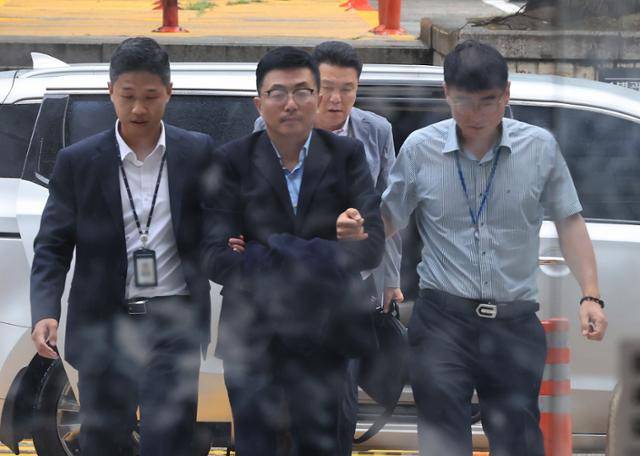 김건희 여사의 측근으로 알려진 김예성씨가 15일 오후 서울 서초구 서웅중앙지법에서 열리는 구속 전 피의자 심문(영장실질심사)에 출석하고 있다. 뉴스1
