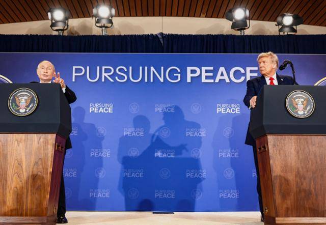 도널드 트럼프(오른쪽) 미국 대통령이 15일 미 알래스카주 앵커리지 엘먼도프-리처드슨 합동기지에서 블라디미르 푸틴 러시아 대통령과 정상회담을 한 뒤 연 공동 기자회견에 참석해 발언하는 푸틴 대통령을 쳐다보고 있다. 앵커리지=로이터 연합뉴스