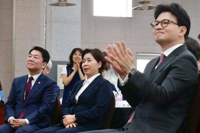 한동훈(오른쪽) 전 국민의힘 당대표와 안철수(왼쪽) 국민의힘 당대표 후보가 11일 오후 광주 서구 홀리데이인호텔에서 김화진 국힘 전남도당위원장 취임사를 듣고 있다. 뉴시스