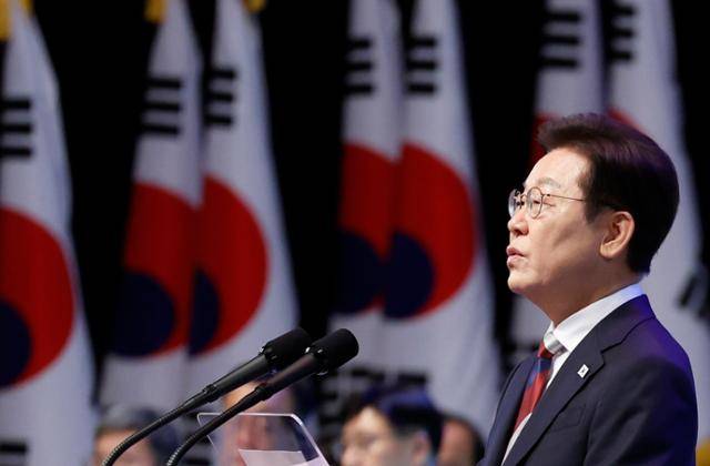 이재명 대통령이 15일 서울 세종문화회관에서 열린 80주년 광복절 경축식에 참석해 경축사를 하고 있다. 연합뉴스