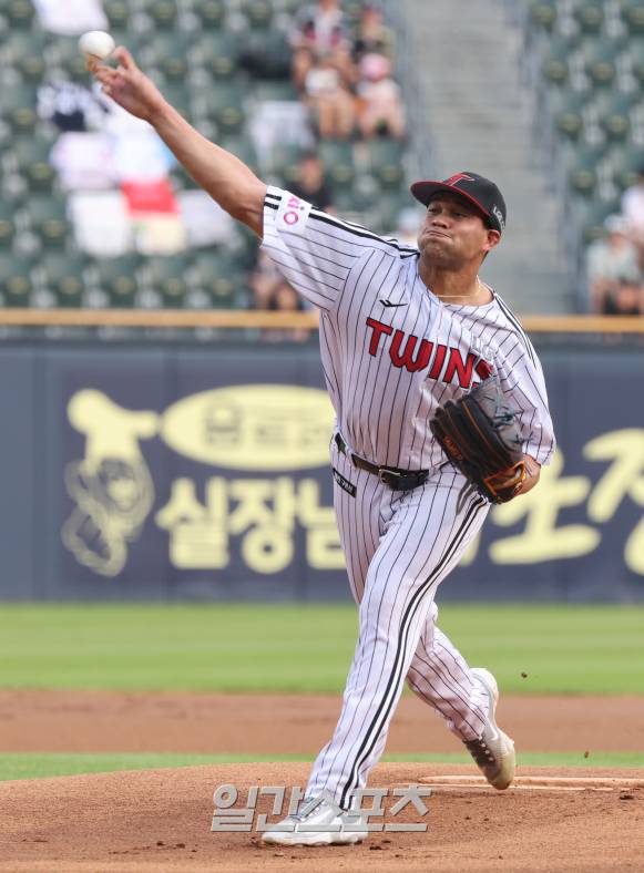 29일 오후 잠실야구장에서 열린 2025 프로야구 KT와 LG 경기. LG 선발 치리노스가 역투하고 있다. 잠실=정시종 기자&nbsp; /2025.07.29.