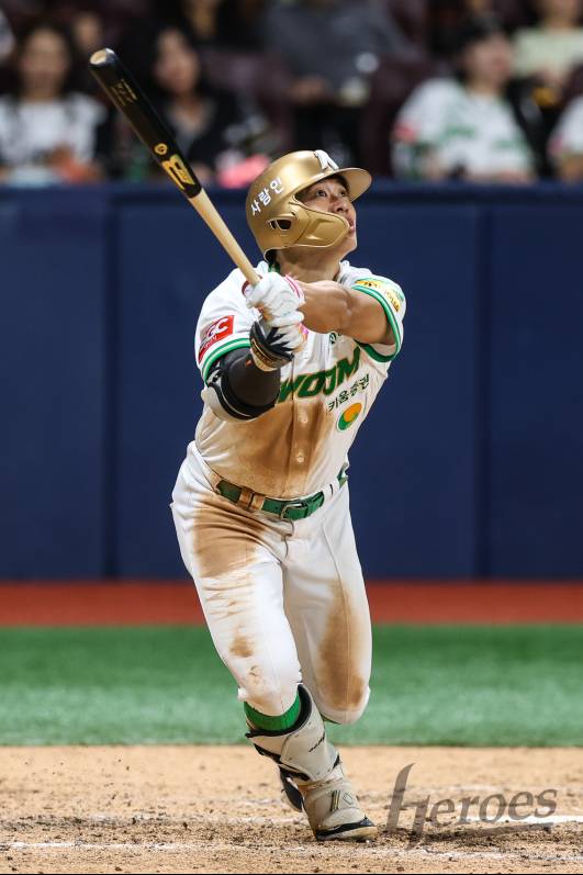 15일 고척 KT전에서 시즌 20번째 홈런을 때려내는 송성문. 키움 제공