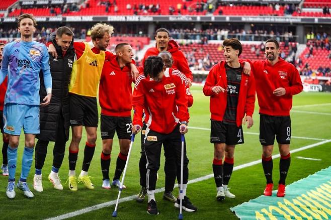 정우영이 목발을 짚고 있는 모습. 사진=우니온 베를린 SNS