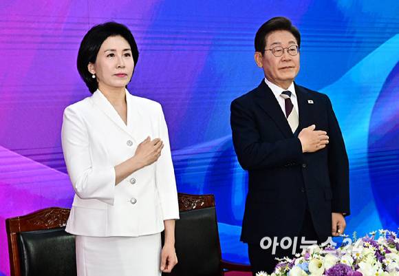 이재명 대통령 부부가 4일 오전 서울 여의도 국회 로텐더홀에서 열린 취임선서에 앞서 국민의례를 하고 있다.&nbsp; [사진=국회시잔취재단]