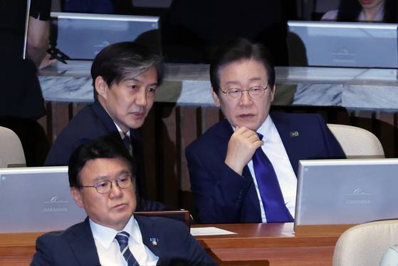 이재명 대통령이 2024년 9월 제418회국회(정기회) 제9차 본회의에서 조국 전 조국혁신당 대표와 대화하고 있다. 뉴시스