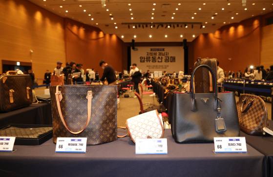 고액체납자 가택수색 압류품 공매 행사에서 참가자들이 물품들을 살펴보고 있다. [연합뉴스]