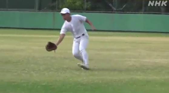 글러브를 낀 오른손으로 포구하는 요코야마. 공을 잡은 후 재빨리 글러브를 벗고 던진다. NHK 캡처