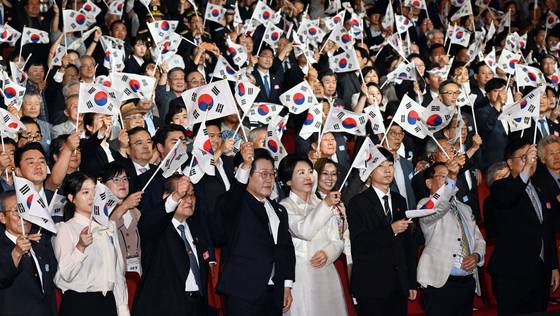 제80주년 광복절 경축식이 ‘함께 찾은 빛, 대한민국을 비추다’를 주제로 15일 서울 종로구 세종문화회관에서 열렸다. 이날 이재명 대통령과 부인 김혜경 여사가 독립 유공자와 유족 및 국가 주요 인사들과 함께 태극기를 흔들고 있다. 이 대통령 왼쪽은 이종찬 광복회장. [사진 대통령실사진기자단]