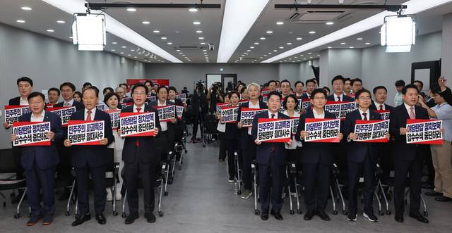 ▲ 지난 14일 서울 여의도 중앙당사에서 열린 국민의힘 제6차 전당대회 수도권·강원·제주 합동연설회에서 당 대표 후보인 장동혁(오른쪽부터), 조경태, 김문수, 안철수 후보 등 참석자들이 김건희 특검의 당사 압수수색 관련 규탄 구호를 외치고 있다. 연합뉴스