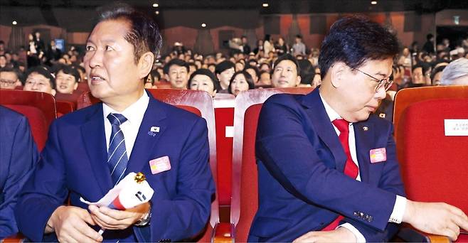 < 본체만체 > 정청래 더불어민주당 대표(왼쪽)와 송언석 국민의힘 비상대책위원장 겸 원내대표가 15일 서울 세종문화회관에서 열린 80주년 광복절 경축식에서 서로 다른 곳을 보고 있다. /연합뉴스