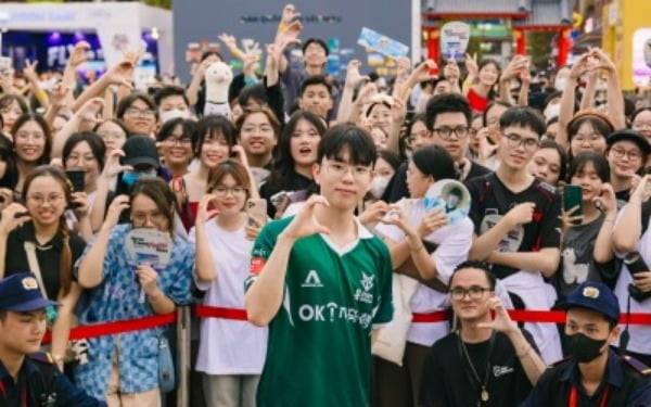 문화체육관광부와 한국관광공사가베트남 하노이에서 개최한 'K-관광 로드쇼' 행사에 참가한 OK저축은행 브리온의 '모건' 박루한 (LCK 제공)