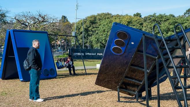 삼성전자가 아르헨티나 부에노스아이레스에 있는 한 공원 안에 조성한 갤럭시Z폴드·플립7 시리즈 테마 공간. 사진=삼성전자