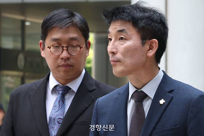 김용현 전 국방부 장관 변호인 이하상 변호사(오른쪽)와 유승수 변호사(왼쪽)가 지난 6월23일 서울 서초구 서울중앙지방법원에서 열린 구속 심문에 출석하고 있다. 이날 법원이 영장을 발부해 김 전 장관을 추가 구속됐다. 한수빈 기자