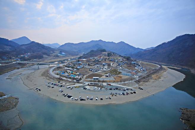 전국에서 가장 전망 좋은  무료 노지 캠핑장으로 꼽히는 충주 수주팔봉캠핑장.