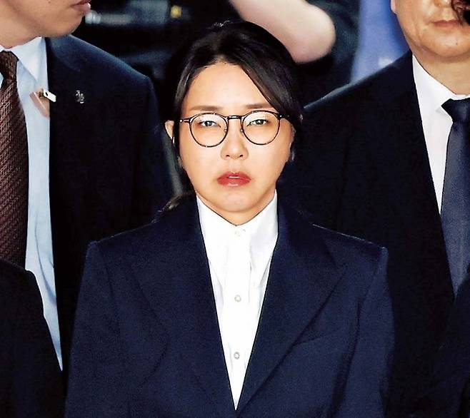 김건희 여사가 12일 서울 서초구 서울중앙지법에서 열린 구속 전 피의자 심문(영장실질심사)을 마치고 구치소로 향하는 호송차로 이동하고 있다. 김 여사는 서울남부구치소에서 영장심사 결과를  기다렸다. 권도현 기자