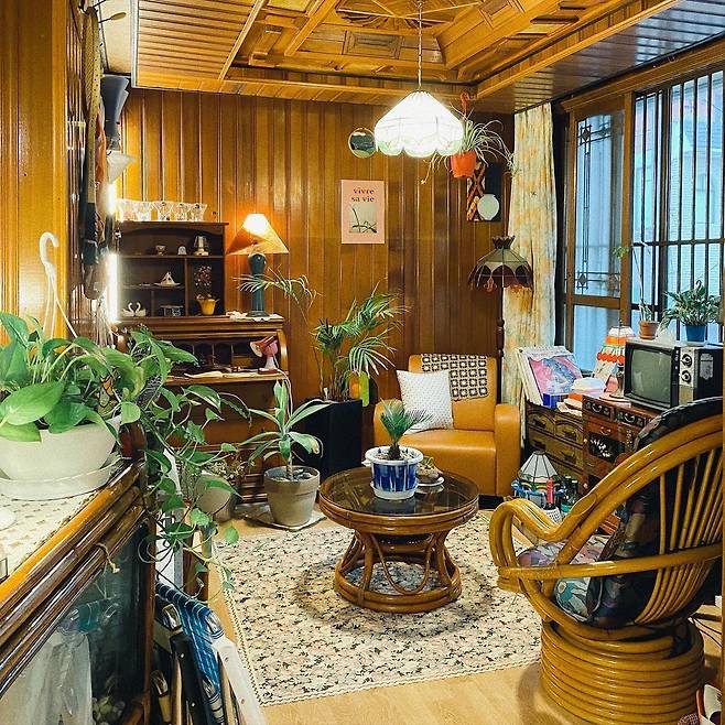 30년의 세월이 빚은 흔적 속에서 과거와 현재가 맞닿은 유리공예 작가 장예선씨(@only_houseclub)의 공간.